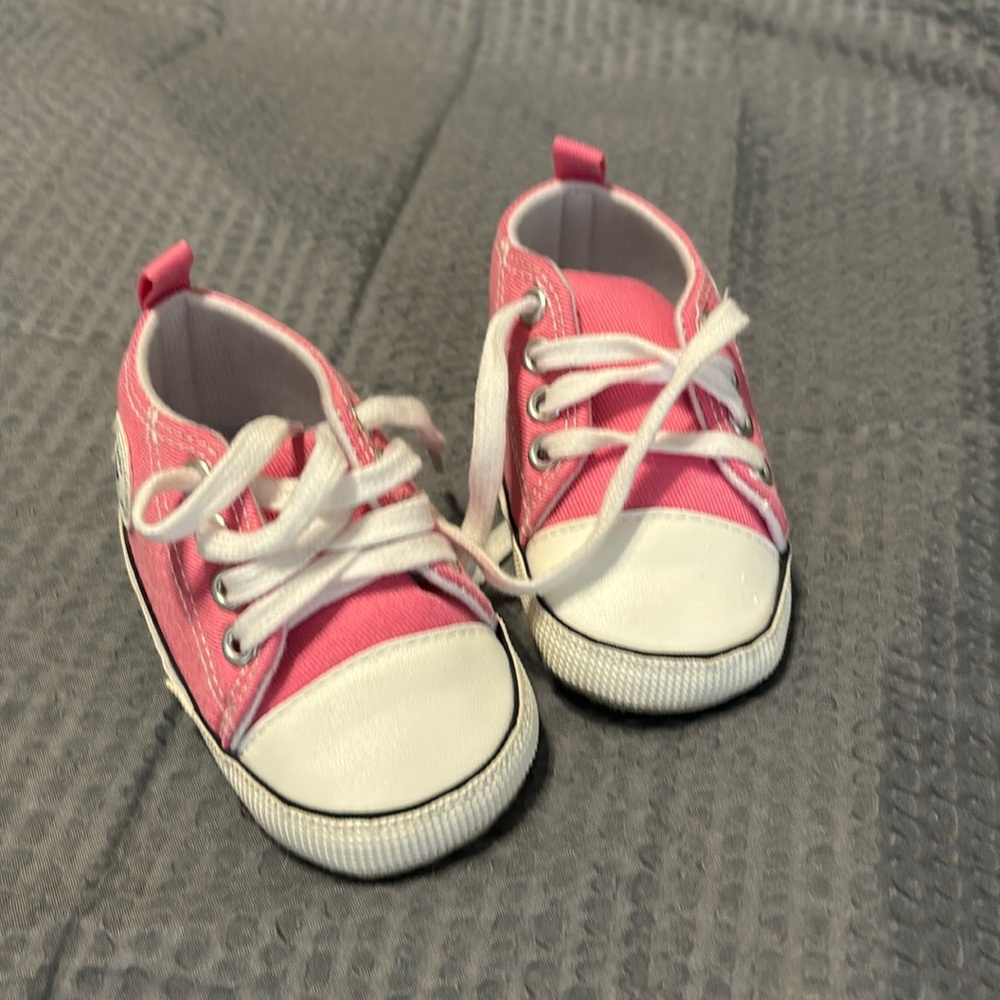 Baby baby “converse” style high top tennis shoes. Sz 3 infants / 20